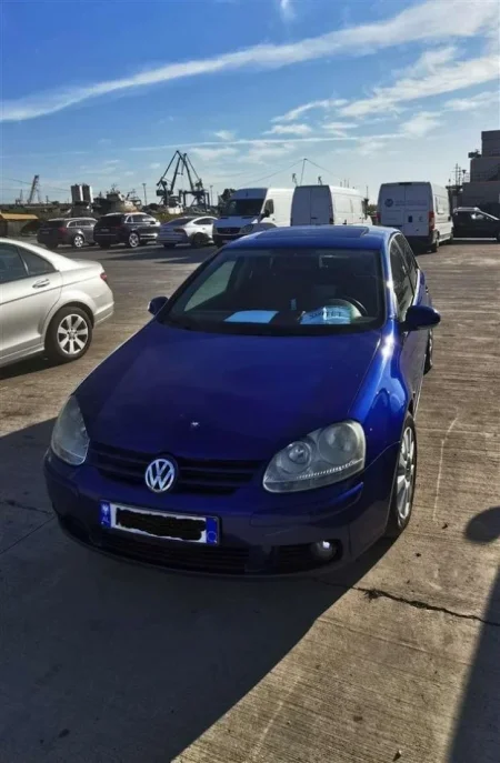 Durres, shitet makine Volkswagen Golf Nafte, blu manuale Klima 250.000 km 3600 €