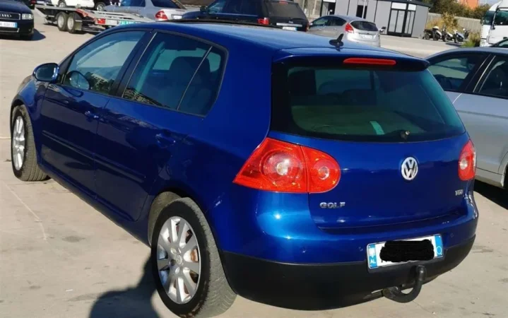 Durres, shitet makine Volkswagen Golf Nafte, blu manuale Klima 250.000 km 3600 €