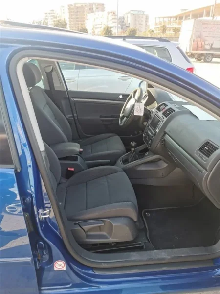 Durres, shitet makine Volkswagen Golf Nafte, blu manuale Klima 250.000 km 3600 €