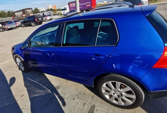 Durres, shitet makine Volkswagen Golf Nafte, blu manuale Klima 250.000 km 3600 €