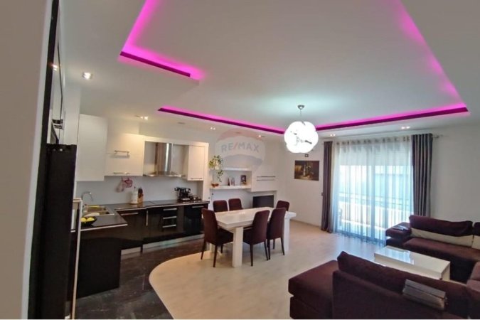 Tirane, jepet me qera apartament 2+1 , 550 € (Laprake)