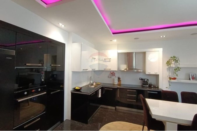Tirane, jepet me qera apartament 2+1 , 550 € (Laprake)