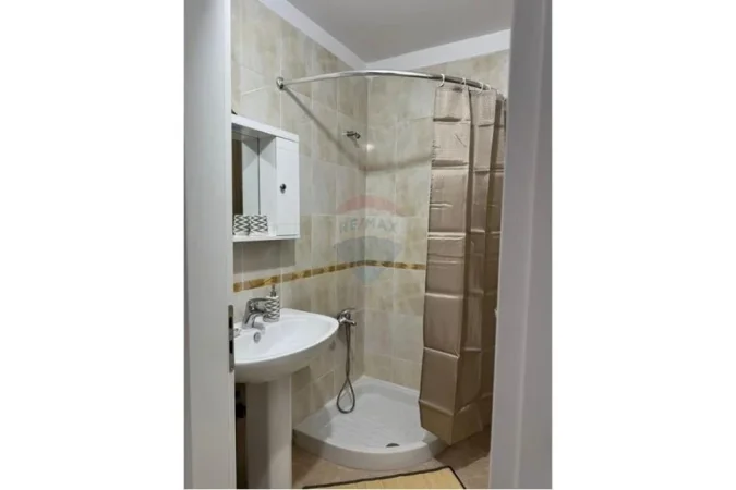 Tirane, jepet me qera apartament 2+1 , 600 € (Rruga e Dibres)