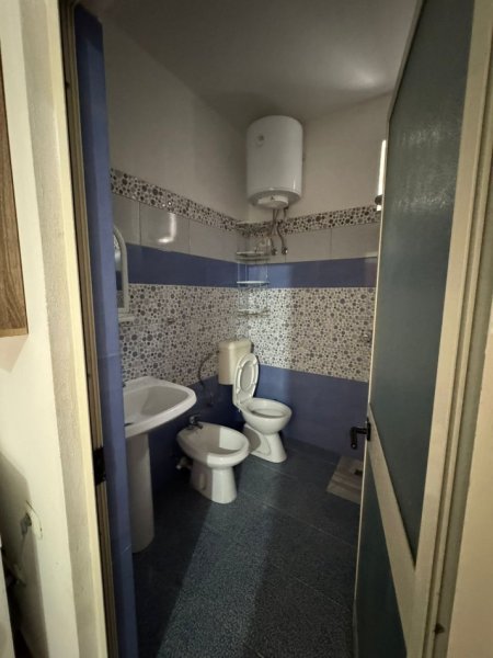 Tirane, jepet me qera apartament 1+1+Ballkon Kati 2, 70 m² 350 € (SPITALET)