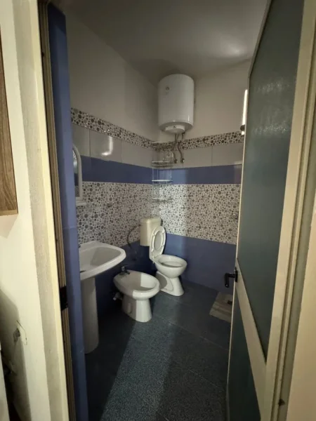 Tirane, jepet me qera apartament 1+1+Ballkon Kati 2, 70 m² 350 € (SPITALET)