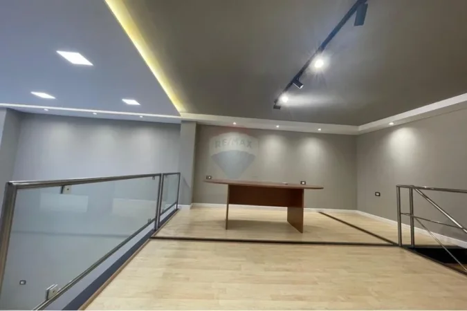 Tirane, jepet me qera ambjent biznesi Kati 0, 550 € (selite)