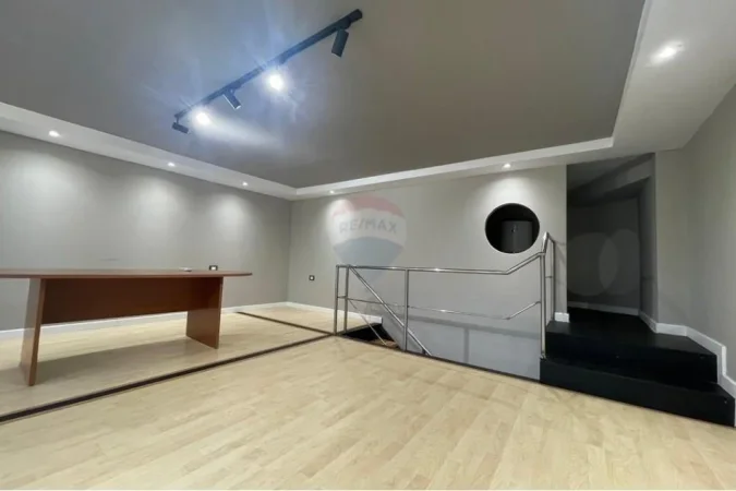 Tirane, jepet me qera ambjent biznesi Kati 0, 550 € (selite)