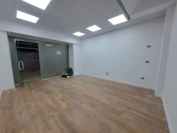 JEPET ME QERA AMBJENT KOMERCIAL PER ZYRA , NE QENDER