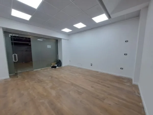 JEPET ME QERA AMBJENT KOMERCIAL PER ZYRA , NE QENDER