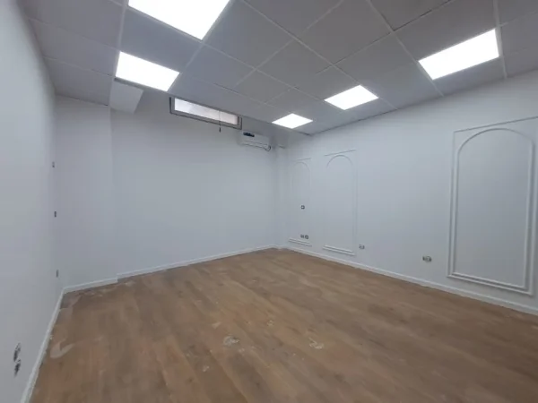 JEPET ME QERA AMBJENT KOMERCIAL PER ZYRA , NE QENDER