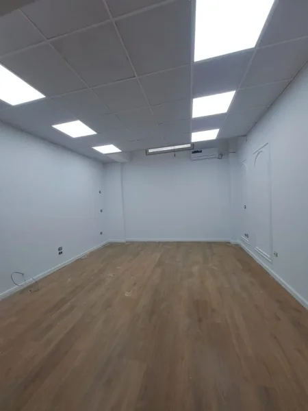 JEPET ME QERA AMBJENT KOMERCIAL PER ZYRA , NE QENDER