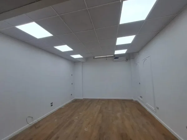 JEPET ME QERA AMBJENT KOMERCIAL PER ZYRA , NE QENDER