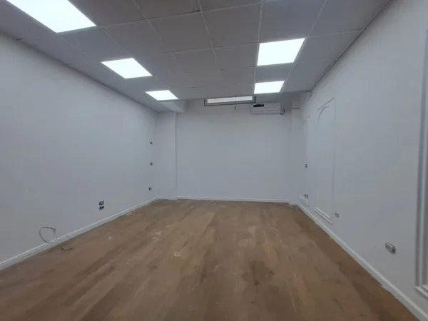 JEPET ME QERA AMBJENT KOMERCIAL PER ZYRA , NE QENDER