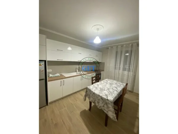 Durres, jepet me qera Vile 2+1 Kati 3, 120 m² 350 € (Prane Royalit, Durres.)