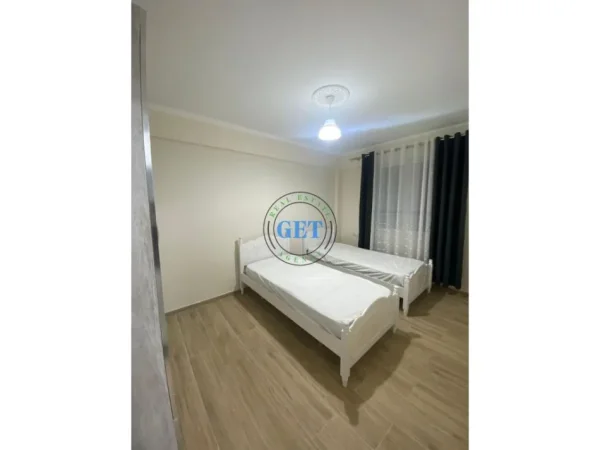 Durres, jepet me qera Vile 2+1 Kati 3, 120 m² 350 € (Prane Royalit, Durres.)