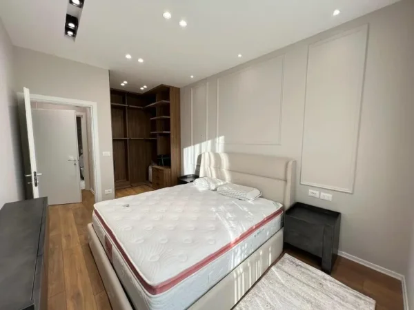 Tirane, jepet me qera apartament 1+1+Ballkon Kati 20, 77 m² 1.000 € (Garden Building Residence)