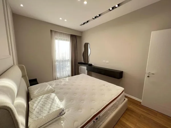 Tirane, jepet me qera apartament 1+1+Ballkon Kati 20, 77 m² 1.000 € (Garden Building Residence)