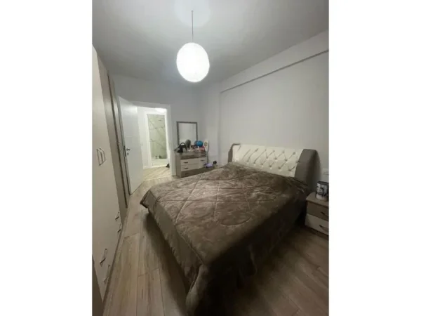 Tirane, jepet me qera apartament 2+1+Aneks+Ballkon Kati 2, 142 m² 500 € (astir)