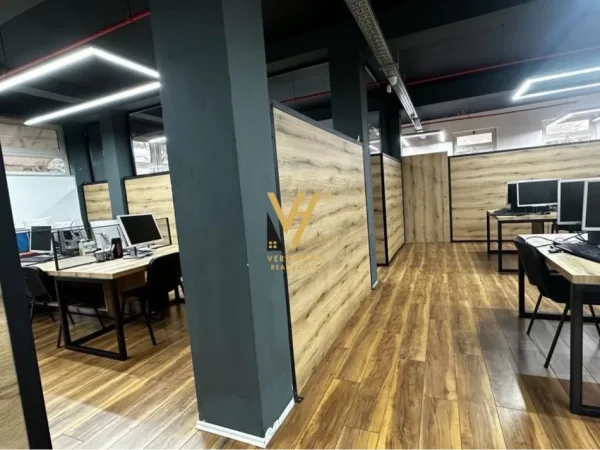 Tirane, jepet me qera zyre Kati 0, 300 m² 2.800 € (RRUGA E KAVAJES)