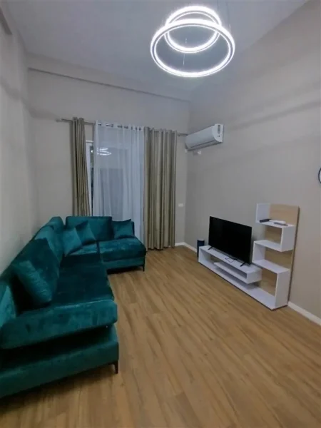 Tirane, jepet me qera apartament 1+1+Ballkon Kati 7, 65 m² 500 € (APARTAMENT)