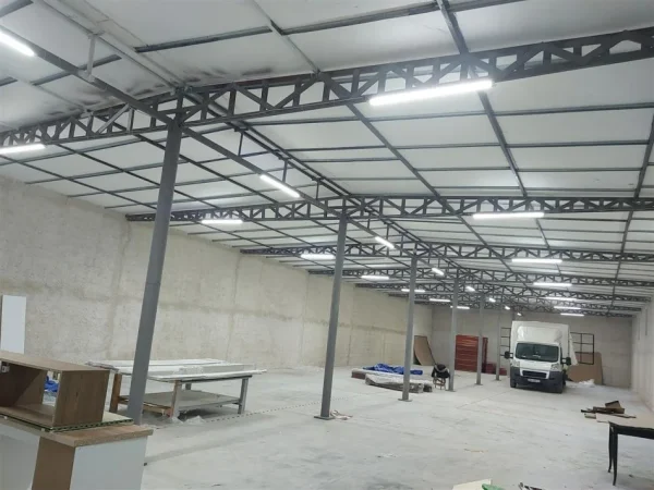 Tirane, jepet me qera magazine Kati 0, 750 m² 1.500 € (RRUGA E ARBRIT)