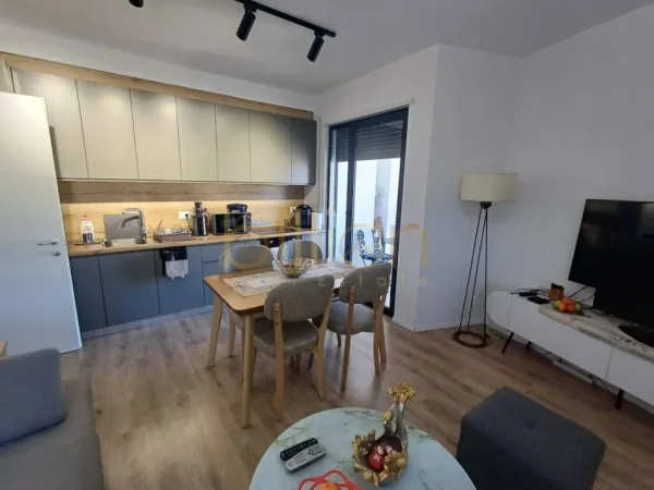 Tirane, shitet apartament 2+1 Kati 8, 92 m² 149.000 € (Ali Demi)