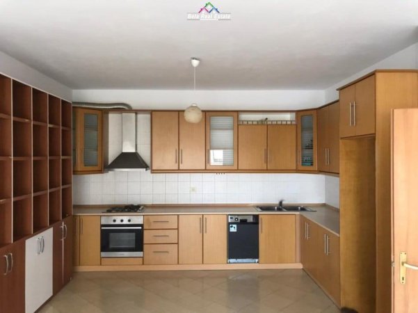 Tirane, jepet me qera zyre Kati 3, 120 m² 550 € (Komuna e Parisit)