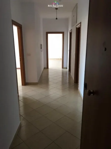 Tirane, jepet me qera zyre Kati 3, 120 m² 550 € (Komuna e Parisit)