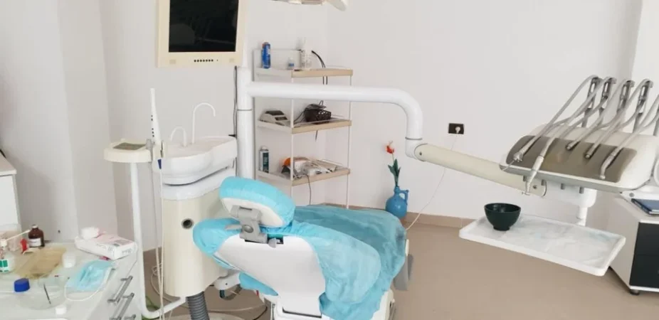Devoll, shes Unit poltron dentar Shes pajisjet dentare okazion , Çmimi 5000 euro 5.000 €
