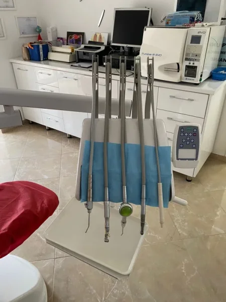 Devoll, shes Unit poltron dentar Shes pajisjet dentare okazion , Çmimi 5000 euro 5.000 €