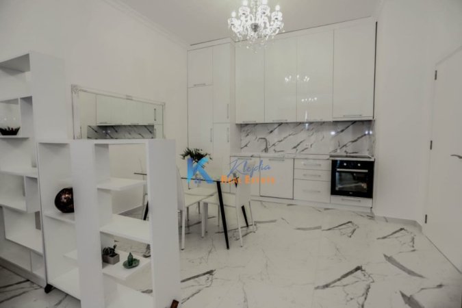 Tirane, jap me qera apartament 1+1+Ballkon Kati 6, 78 m² (Square 21)
