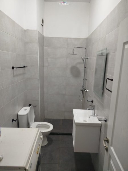 Tirane, jepet me qera apartament 1+1+Ballkon Kati 7, 65 m² 500 € (misto mame)
