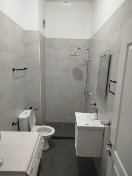 Tirane, jepet me qera apartament 1+1+Ballkon Kati 7, 65 m² 520 € (misto mame)