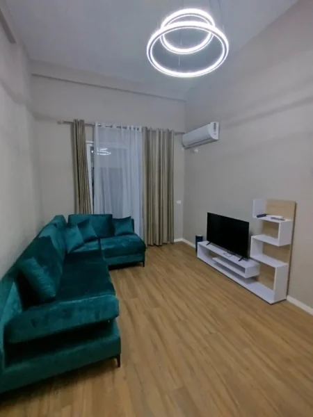 Tirane, jap me qera apartament 1+1+Ballkon Kati 7, 65 m² 500 € (Kompleksi Golden Park, perballe Spitalit Ame)