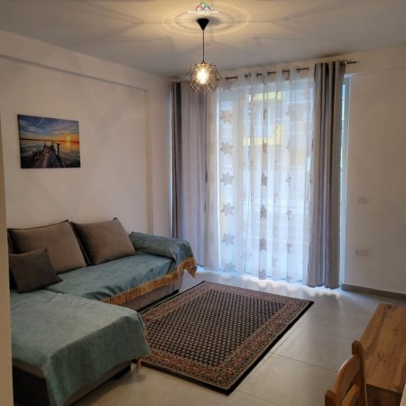 Tirane, jepet me qera apartament 2+1 Kati 3, 75 m² 380 € (fresku)