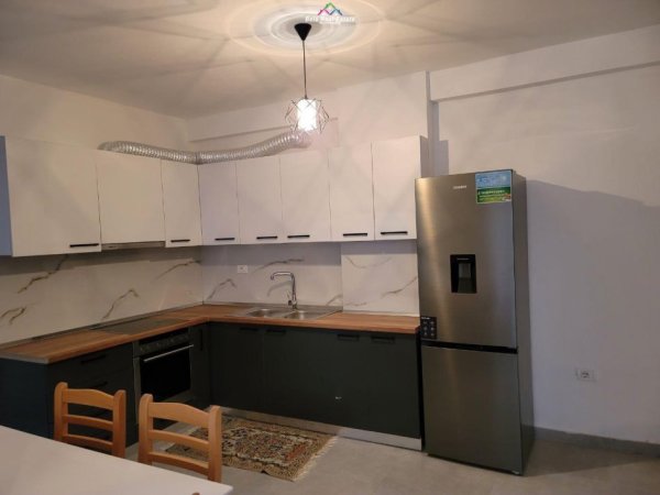 Tirane, jepet me qera apartament 2+1 Kati 3, 75 m² 380 € (fresku)