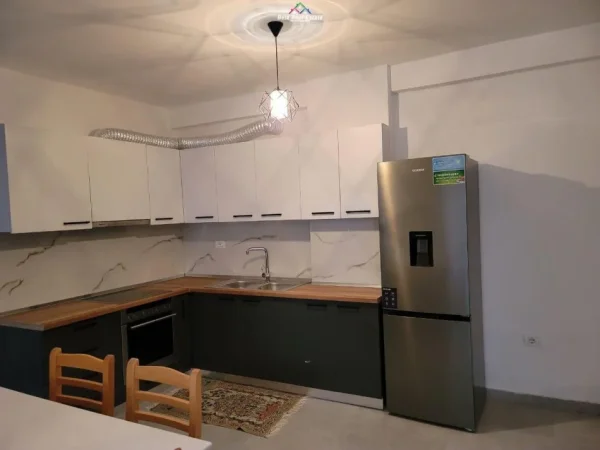 Tirane, jepet me qera apartament 2+1 Kati 3, 75 m² 380 € (fresku)
