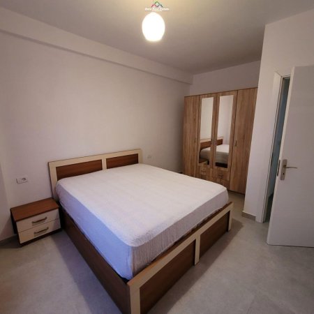 Tirane, jepet me qera apartament 2+1 Kati 3, 75 m² 380 € (fresku)