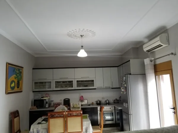 Tirane, jap me qera Vile 5 kateshe, e mobiluar, 3000 € (Dhimiter Pasko, Selite)