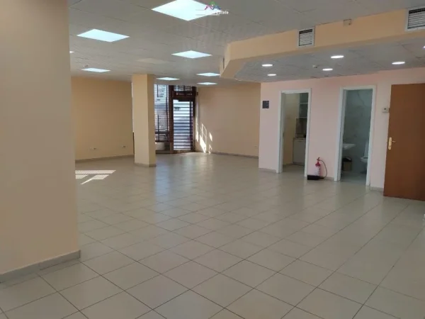 Tirane, jepet me qera zyre Kati 4, 210 m² 2.730 € (bllok)