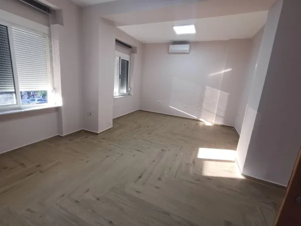 Tirane, jepet me qera zyre Kati 2, 76 m² 800 € (Taivani)