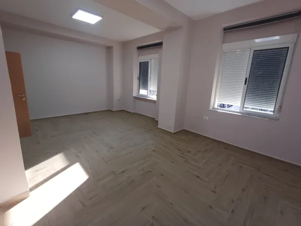 Tirane, jepet me qera zyre Kati 2, 76 m² 800 € (Taivani)
