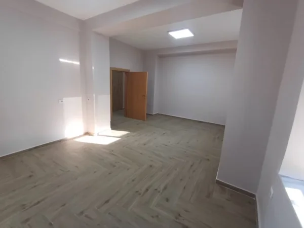 Tirane, jepet me qera zyre Kati 2, 76 m² 800 € (Taivani)