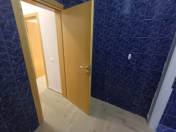 Tirane, jepet me qera zyre Kati 2, 76 m² 800 € (Taivani)