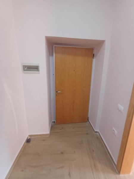 Tirane, jepet me qera zyre Kati 2, 76 m² 800 € (Taivani)