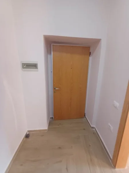 Tirane, jepet me qera zyre Kati 2, 76 m² 800 € (Taivani)