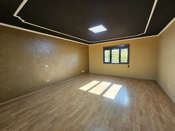 Tirane, jepet me qera ambjent biznesi Kati 3, 160 m² 1.600 € (Qender)