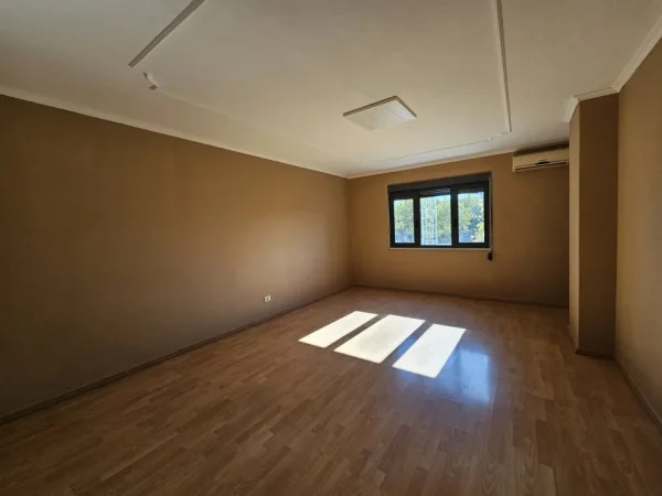 Tirane, jepet me qera ambjent biznesi Kati 3, 160 m² 1.600 € (Qender)