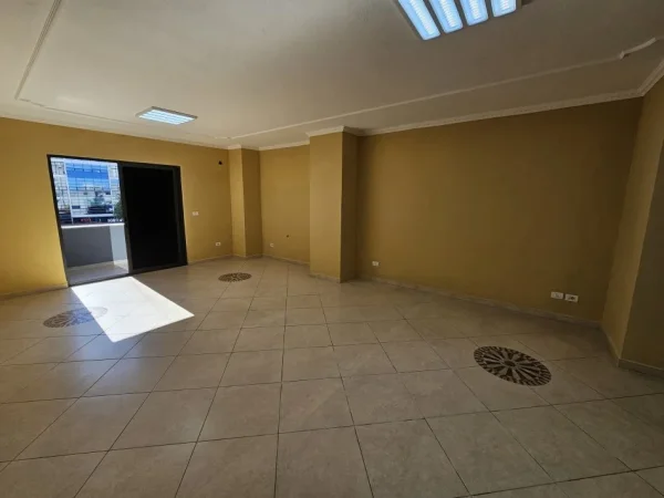 Tirane, jepet me qera ambjent biznesi Kati 3, 160 m² 1.600 € (Qender)