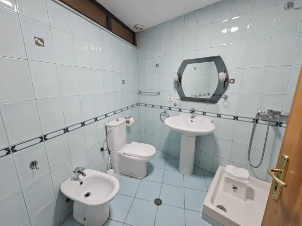 Tirane, jepet me qera ambjent biznesi Kati 3, 160 m² 1.600 € (Qender)